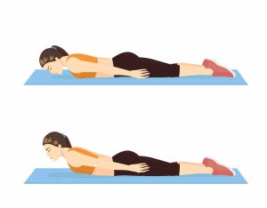 Ilustración de una persona ejecutando un ejercicio de fortalecimiento para la espalda baja, ideal para incluir en una rutina de prevención del dolor lumbar