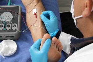 Electromiografía en las extremidades inferiores mostrando registro de actividad eléctrica del músculo tibial.